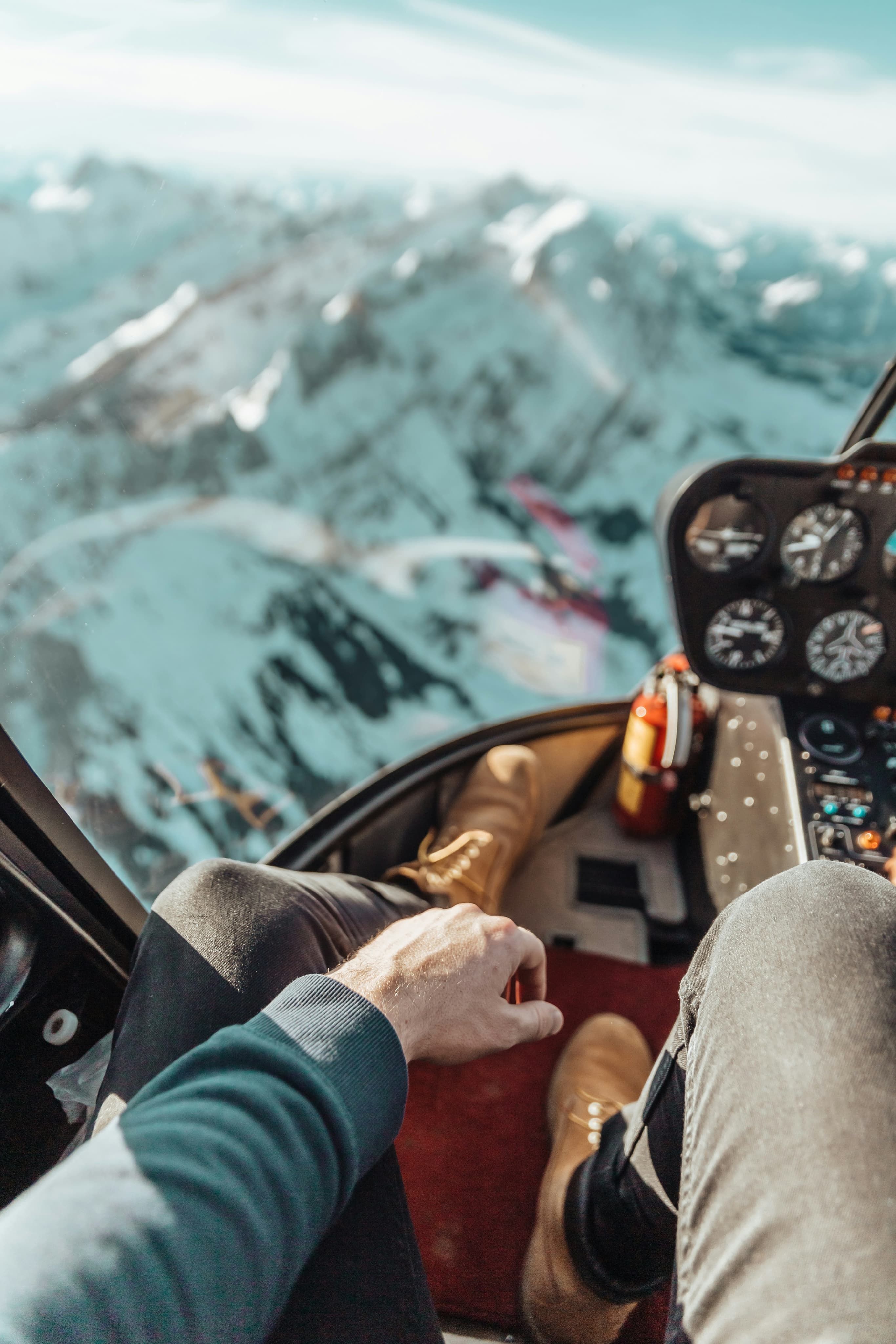Helikopter ovanför Kebnekaises toppar